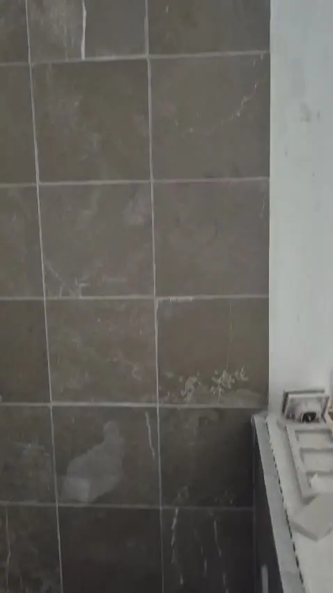 Ducha de obra alicatada en porcelánico gris