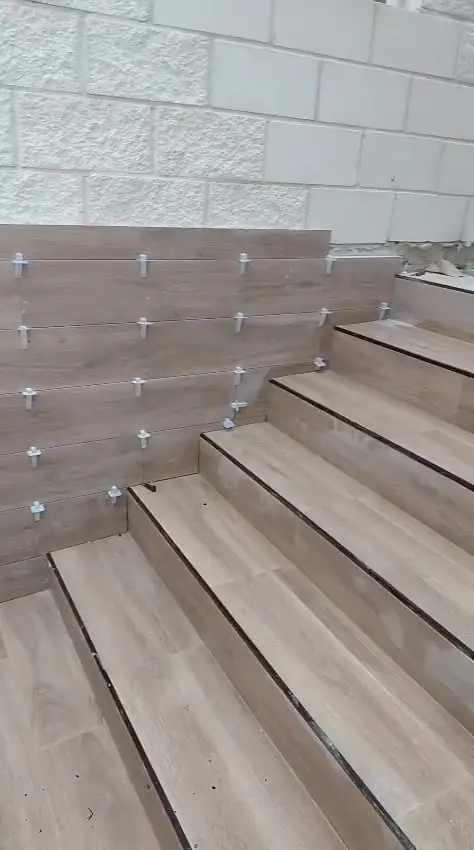 Patio y escalera con porcelánico efecto madera